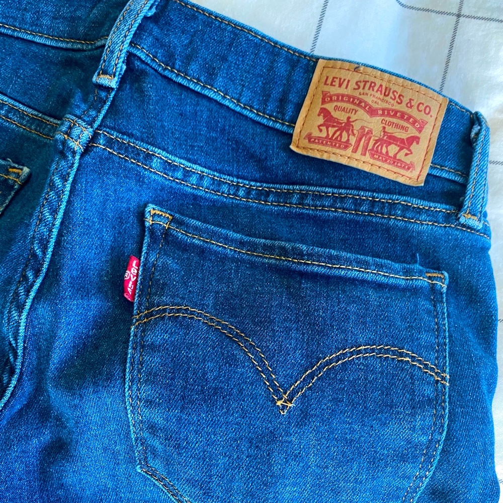 Levi’s straight skinny blue jeans 👖